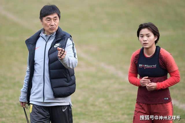 曼联意识到左后卫问题但决定明年夏天再引入霍尔